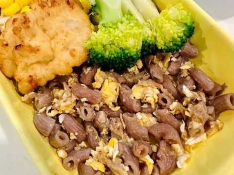 Cách làm nui lứt xào trứng với chả mực và rau củ luộc